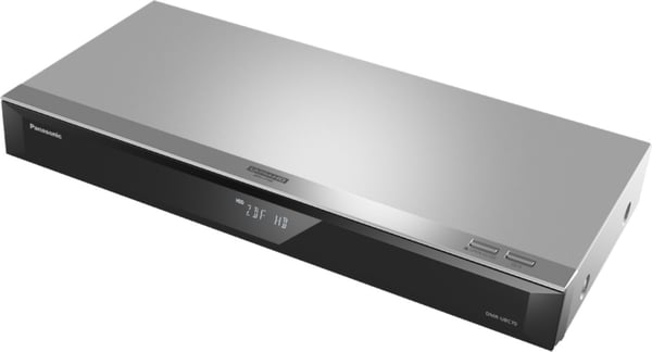 Panasonic DMR-UBC70EGS er en 4K UHD-skalerende Blu-ray-afspiller og 500 GB harddiskoptager, i sølvfarve.