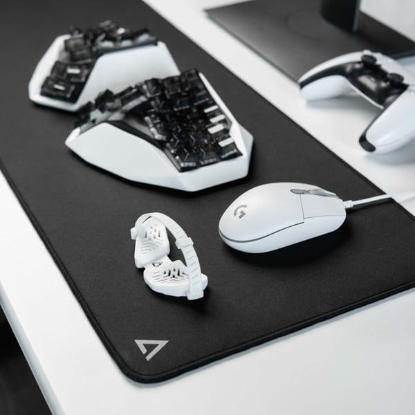 Deltahub Gaming Desk Mat Sort - S - musemåtte, 30 x 90 cm