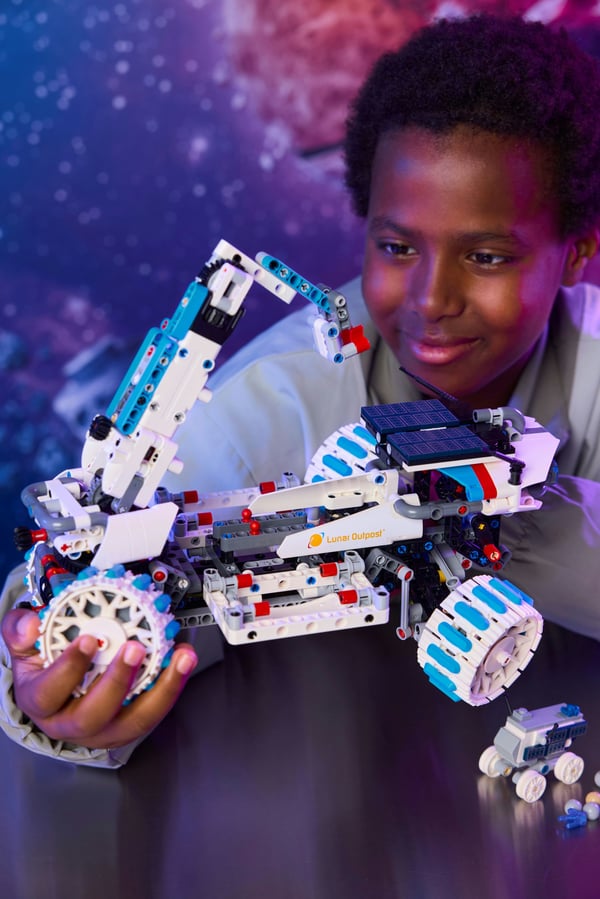 LEGO Technic 42211 - Lunar Outpost rymdmotordriven terrängfordon