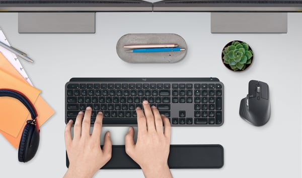 Logitech MX Keys S Combo -tastatur og mus med håndledsstøtte, grafitgrå