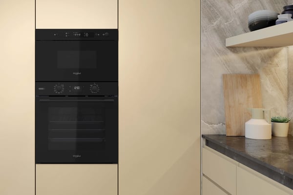 Whirlpool MBNA900B mikrobølgeovn, sort