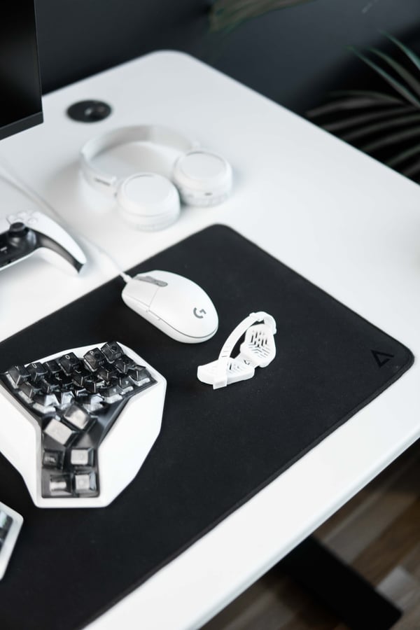 Deltahub Gaming Desk Mat Sort - S - musemåtte, 30 x 90 cm
