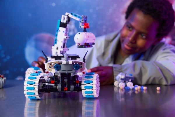 LEGO Technic 42211 - Lunar Outpost rymdmotordriven terrängfordon