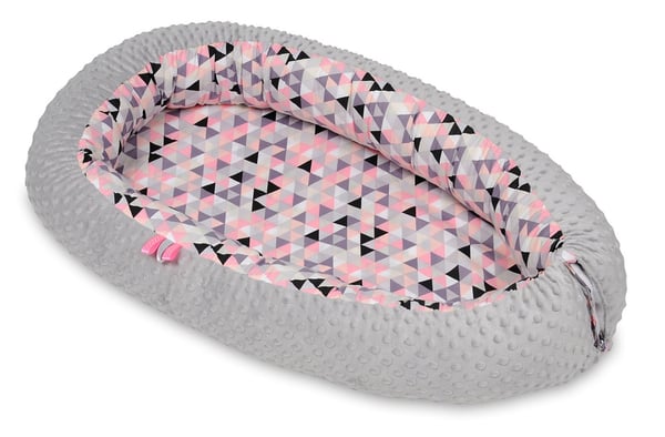 Babynest - babynest - 0-8 måneder - 82x54cm - lyserøde trekanter - grå