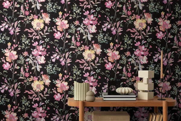 Blomstret tapet Profhome 790612-GU varmt stemplet ikke-vævet tapet lidt tekstureret blomster og metalliske højdepunkter sort lyserød grøn gul 5,33 m2