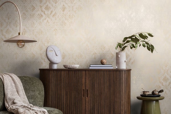 Barok tapet Profhome 786722-GU varmt stemplet ikke-vævet tapet tekstureret ornament og metalliske højdepunkter fløde guld 5,33 m2