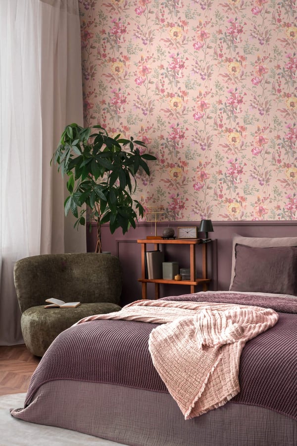 Blomstret tapet Profhome 790613-GU varmt stemplet ikke-vævet tapet lidt tekstureret blomster og metallisk effekt lyserød lyseblå gul grøn 5,33 m2