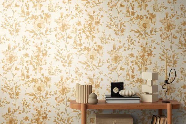 Blommiga tapet Profhome 790614-GU heta präglade non-woven tapet lätt texturerad blomster och metallisk effekt grädde guld beige 5,33 m2