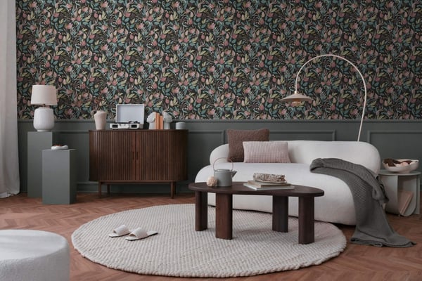 Blomstret tapet Profhome 790622-GU varmt stemplet ikke-vævet tapet lidt tekstureret blomster mat sort støvet pink pastel blå oliven gul 5,33 m2