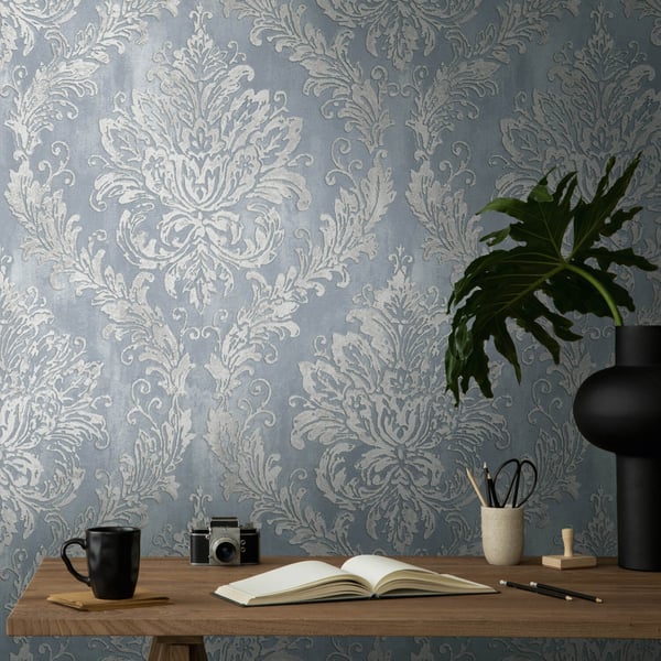 Barock tapet Profhome 790491-GU heta präglade non-woven tapet lätt texturerad ornament och metalliska höjdpunkter blå duva blå silver 5,33 m2