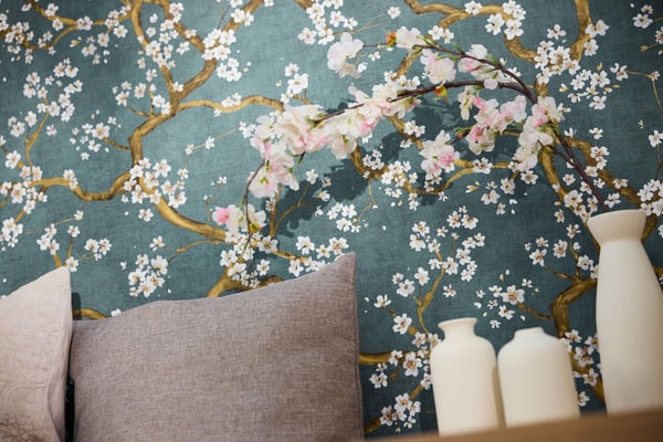 Blomstret tapet Profhome 781994-GU varmt stemplet ikke-vævet tapet tekstureret blomster og metalliske højdepunkter blå  blålig grøn guld creme 5,33 m2