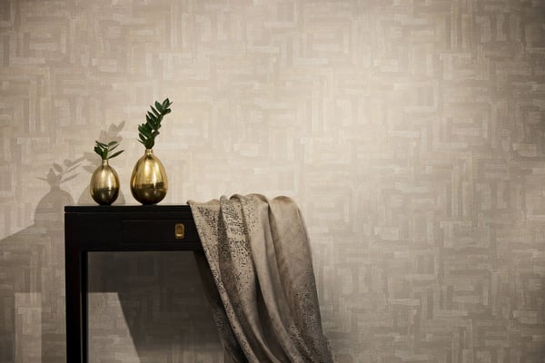 Etnisk stil tapet Profhome 782041-GU varmt stemplet ikke-vævet tapet tekstureret stof imitation mat beige creme grå silke 5,33 m2