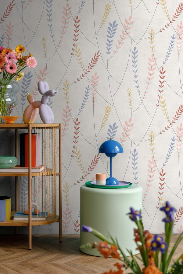 Provence stil Profhome 791462-GU varmt stemplet ikke-vævet tapet lidt tekstureret blomster mat grå blå lyserød gul 5,33 m2