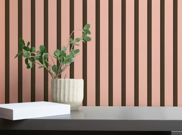 Randiga tapeter Profhome 786281-GU heta präglade non-woven tapet lätt texturerad trä utseende matt rosa svart 5,33 m2