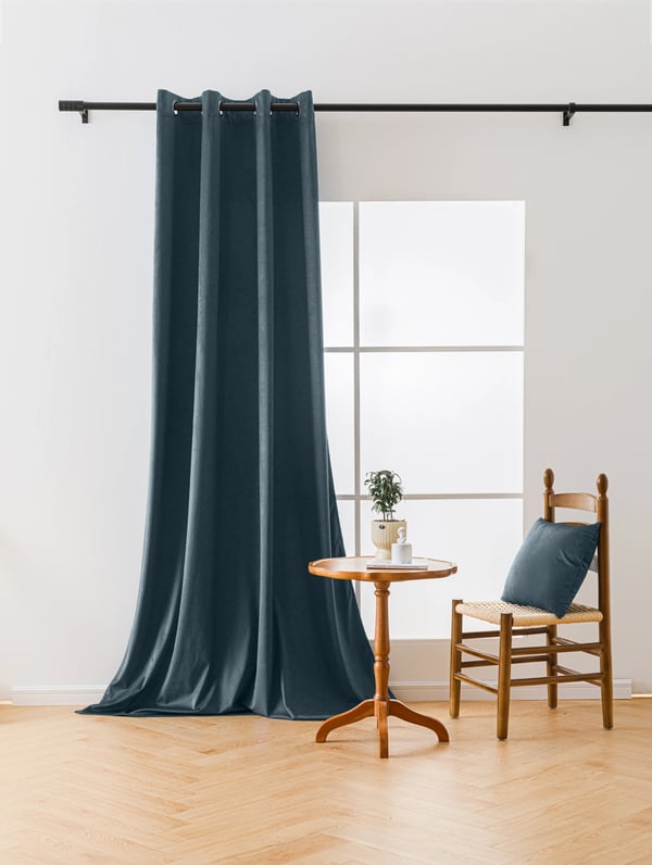 Mörklingsgardin samettia 140x250 cm silmäkierteillä
