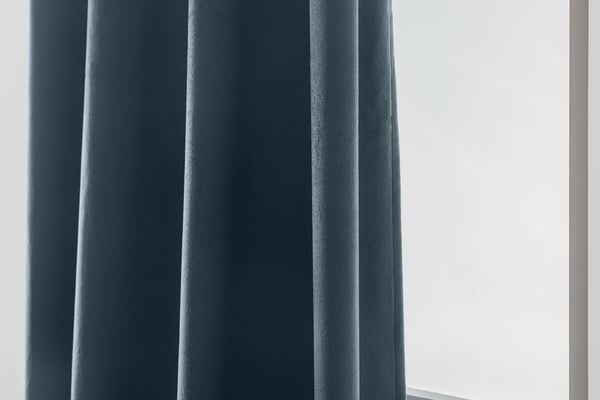 Mörklingsgardin samettia 140x250 cm silmäkierteillä