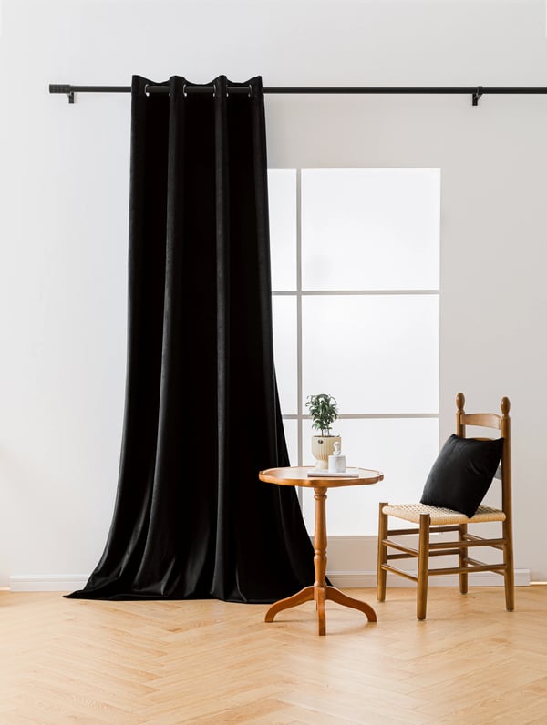 Sammetsgardin med ögljor 140x270 cm svart mörkläggning