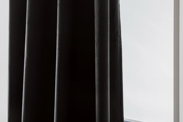 Sammetsgardin med ögljor 140x270 cm svart mörkläggning