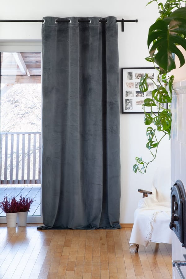 Samettiverho rengasrei'illä 140x270, harmaa, pimentävä