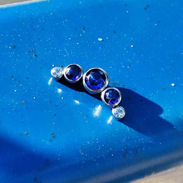Titanium labret cluster øreringe med blå zirkoner - sølv 1.2/8