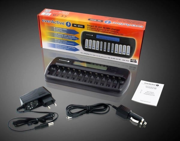 everActive NC-1200 NiMH-akkulaturi, 1–12 AA/AAA, LCD-näyttö