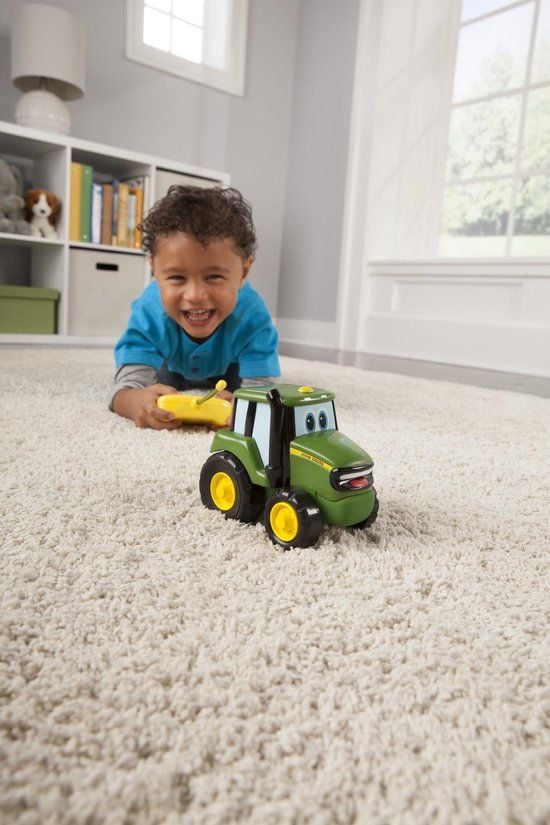Tomy John Deere Johnny -kauko-ohjattava traktori 42946A1, 1,5 vuotta