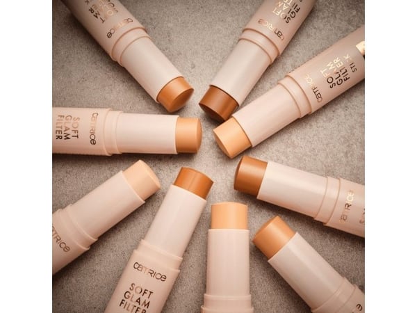 CATRICE_Soft Glam Filter Stick valaiseva kasvotikku 030 Medium 9g