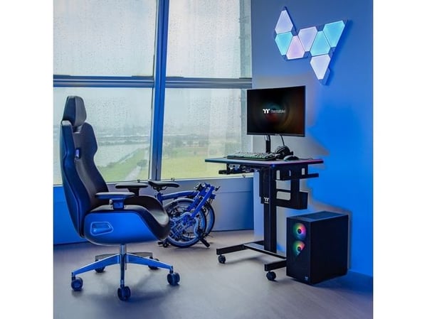 Thermaltake CYCLEDESK 100 RGB - Skrivbord för sittande/stående - mobil - rektangulär - elektrisk höjdjustering - svart - svart bas