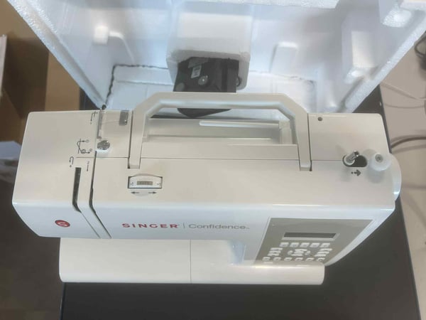 [OUTLET] - Singer Confidence 7470 - Symaskin - 225 stygn - 6 enstegsknapphål - LCD bildskärm