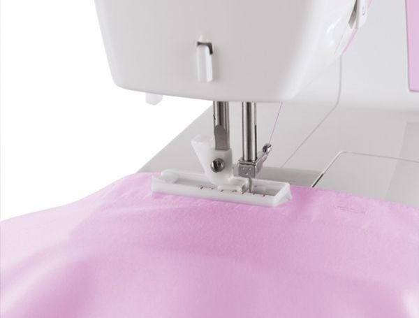 Singer Simple 3223 symaskin, 23 sømmer, 1 knapphull, hvit/rosa
