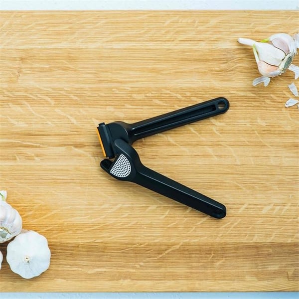 Fiskars 1028361, Kahvallinen valkosipulipuristin, Musta, 75 mm, 163 mm, Suomi, 1 kpl