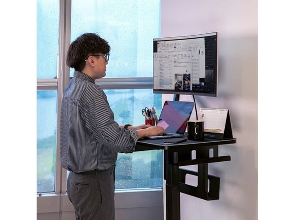 Thermaltake CYCLEDESK 100 RGB - Skrivbord för sittande/stående - mobil - rektangulär - elektrisk höjdjustering - svart - svart bas
