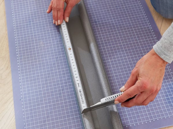 tesa Moll vedonsuoja sileille lattioille, harmaa -95cm x 25cm - Voidaan leikata mittojen mukaan suojaamaan vedolta ja melulta (05418-00001-02)