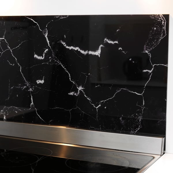 Magnetisk NAGA stænkplade 60x50 cm - glas med metal bagplade - sort marmor