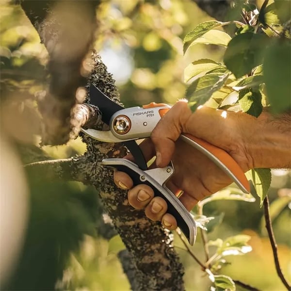 Fiskars Plus PowerLever metallisakset lukittavilla terillä (P751)