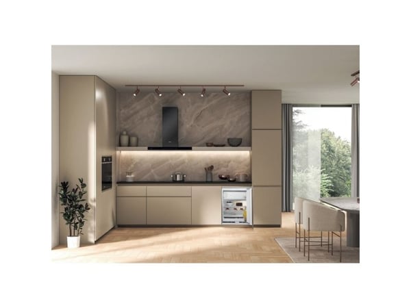 Whirlpool WBUF011 - Kylskåp med frysfack - inbyggd - fördjupning - bredd: 60 cm - djup: 55 cm - höjd: 82 cm - 126 liter - Klass E - vit
