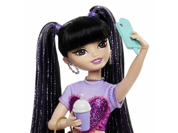 Barbie Dream Besties Renee modedocka med 11 matinspirerade tillbehör