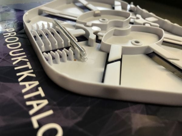 FTTH IP65 liitäntärasia 48 kuidulle, 24 kytkimelle ja kuitujen ylipituuspistokkeelle Käyttökohteet:Optiset tietoliikenneverkotLANCATV-verkotFTTH-ve...