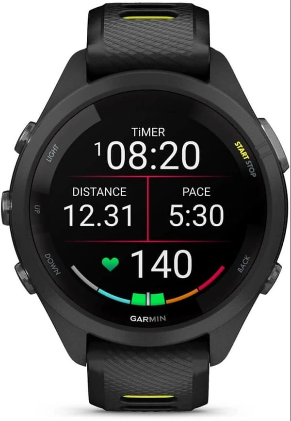 Garmin Forerunner 265S smartwatch. Svart bezel och hölje med svart och Amp Yellow silikonband