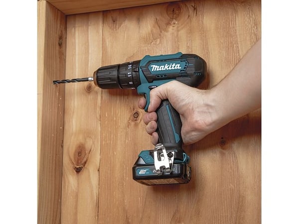 Makita HP333DSAE akkukäyttöinen pora-ruuvain 12 V, 30/14 Nm, 2 x 2,0 Ah