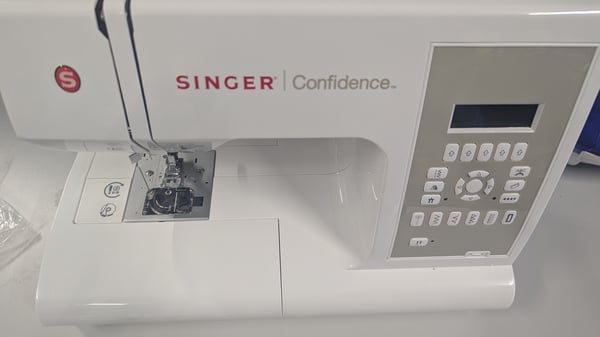 [OUTLET] - Singer Confidence 7470 - Symaskin - 225 sting - 6 enkeltskrittsknappehull - LCD display