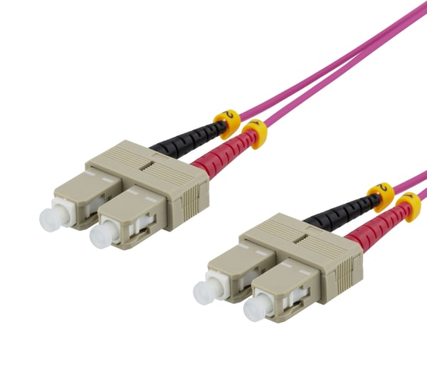 DELTACO - Koblingskabel - SC/UPC-multimodus (hann) til SC/UPC-multimodus (hann) - 1 m - fiberoptisk - dupleks - 50 / 125 mikroner - OM4 - rosa