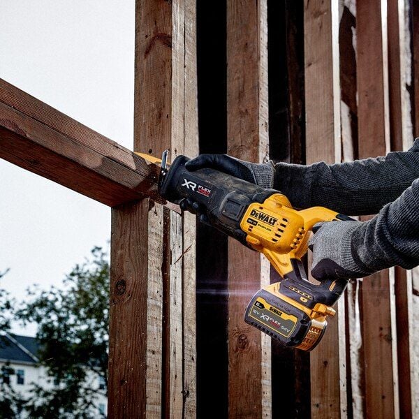 DeWALT DCS386NT-XJ puukkosaha 18V hiiliharjaton 3000 spm runko