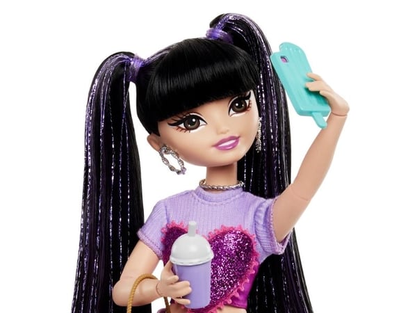 Barbie Dream Besties Renee modedocka med 11 matinspirerade tillbehör