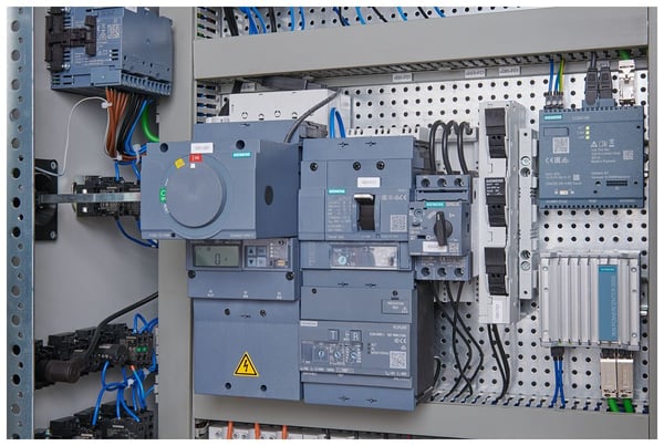 Siemens 3VA2116-6HN32-0AA0 Strömbrytare 1 st Inställningsområde (ström): 63 - 160 A Kopplingsspänning (max.): 690 V/AC (B x H x D) 105 x 181 x 86 mm