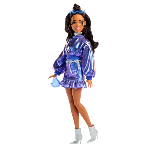 Barbie Deluxe Style JFP42 motedukke, blå genser, bølgete hår, Latina