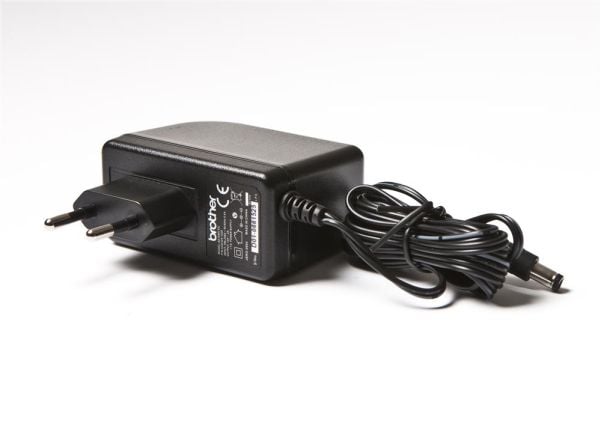 Brother ADE001EU - Strömadapter - för P-Touch PT-1000, PT-1005, PT-1010, PT-1290, PT-750, PT-E550, PT-H500, PT-H75