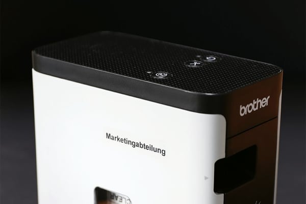 Brother TZe-S121 - Extrastark häftning - svart på klar - Rulle (0,9 cm x 8 m) 1 kassett(er) bandlaminat - för Brother PT-D210, D600, H110; P-Touch ...