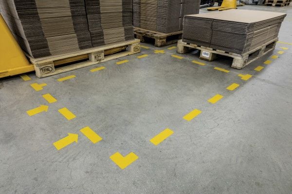 Lattiamerkintä "Arrow" pysyvä keltainen, pysyvästi liimautuva, 10 kpl/pakkaus