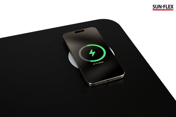 SUN-FLEX® UltraCharge - Qi-yhteensopiville laitteille - helppoon asennukseen 12–30 mm:n pöytälevyjen alle - ilman reikien poraamista pöytälevyyn